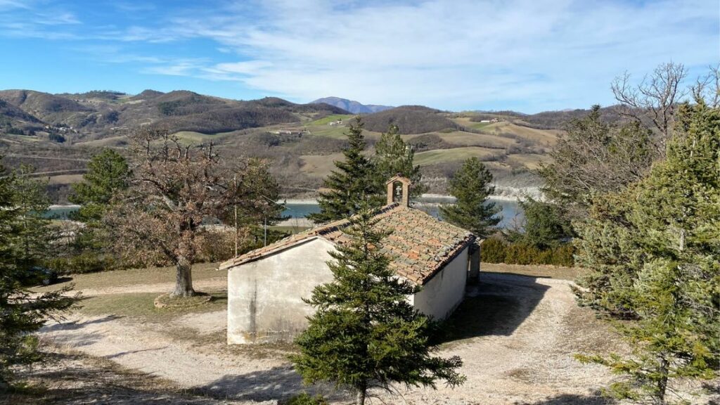 lago-di-fiastra-santuario-madonna-sasso-bianco