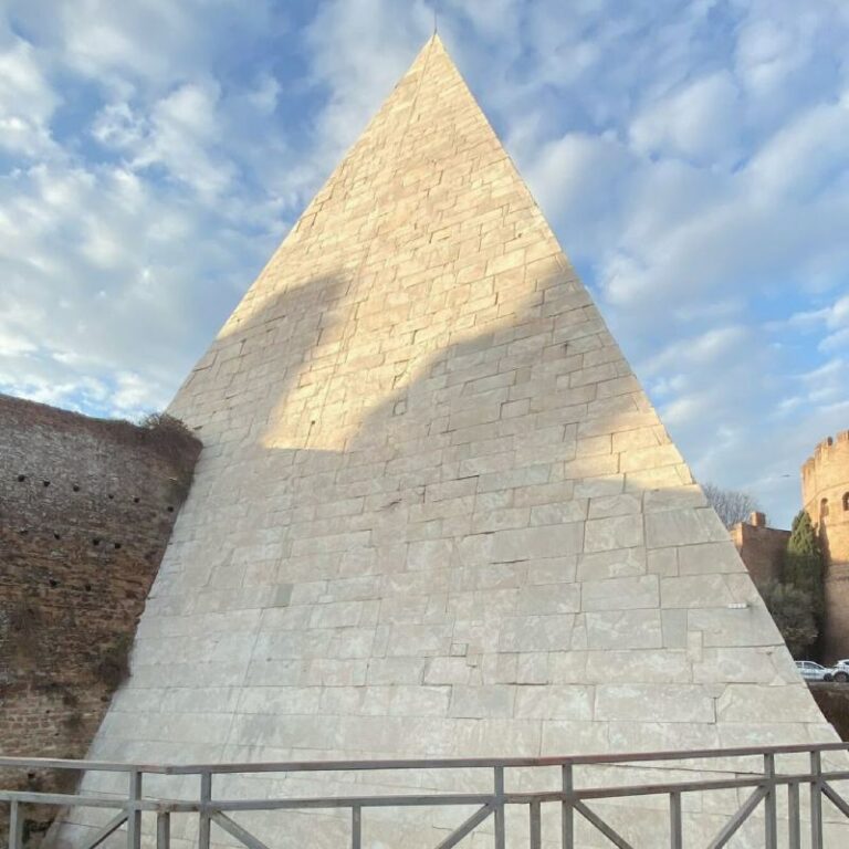 luoghi-insoliti-da-vedere-a-roma-piramide