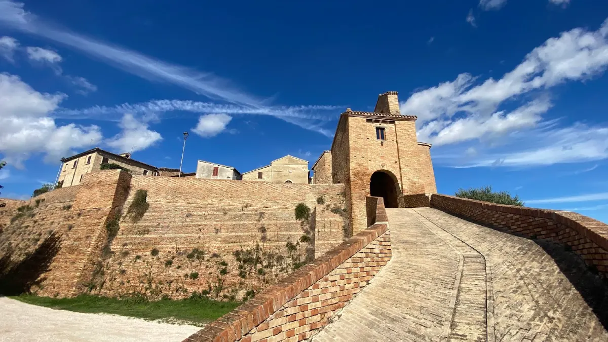 Alla scoperta di Loretello: Lo Straordinario Castello più antico delle Marche