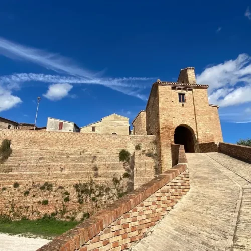 Alla scoperta di Loretello: Lo Straordinario Castello più antico delle Marche