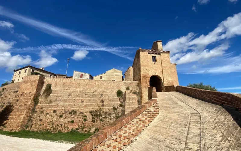 Alla scoperta di Loretello: Lo Straordinario Castello più antico delle Marche